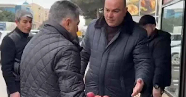 Almaları maşına yüklətdirən sumqayıtlı məmuru bu qədər cəza gözləyir...