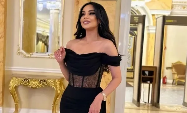 Aparıcı açıq geyimdəki halını paylaşdı: Sinəsi göründü - Video