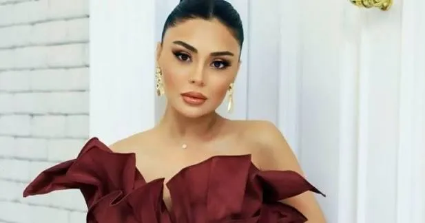 Aparıcı Vüsalə dekolteli geyimdə: Sinəsi göründü - Video