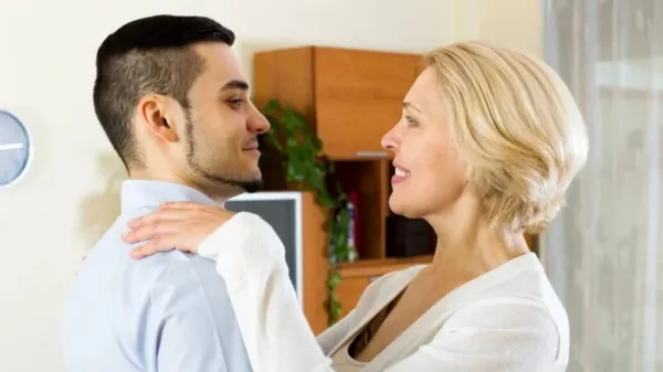 Azərbaycanda gənc oğlanlar buna görə varlı və yaşlı qadınlarla münasibət qurur - Şok sözlər