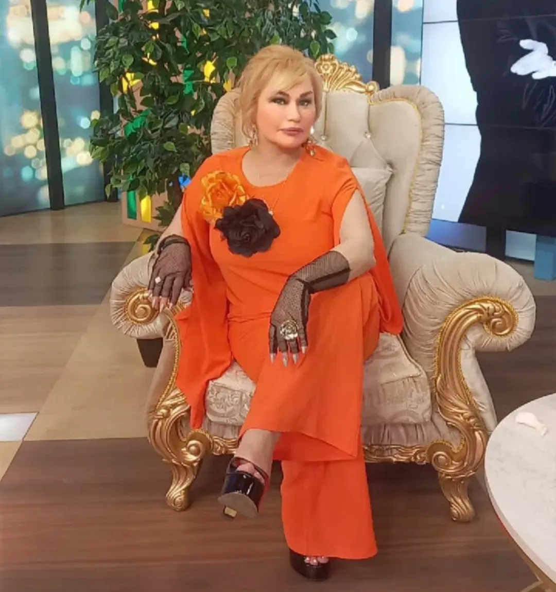 Azərbaycanlı müğənni oğlunun toyunda elə açıq-saçıq geyindi ki… – VİDEO