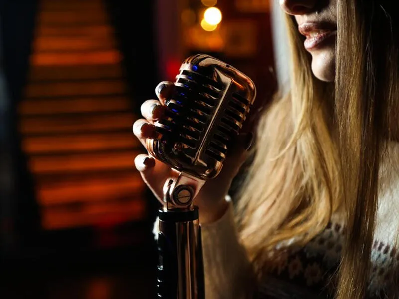 Bakıda restoranda müğənni oxuyarkən DAVA DÜŞDÜ – gərgin anlar kameraya düşdü - VİDEO