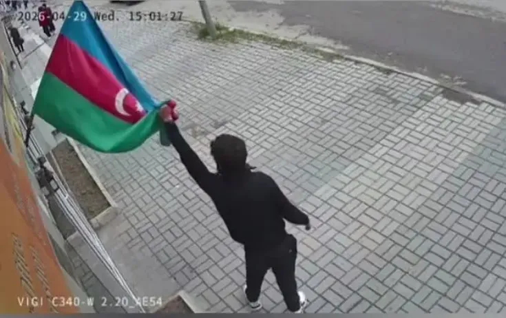 Bayrağa hörmətsizlik edən şəxslə bağlı araşdırma başladı - Video