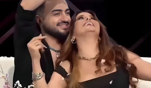 Efirdə biədəb hərəkət etdilər - Şok video