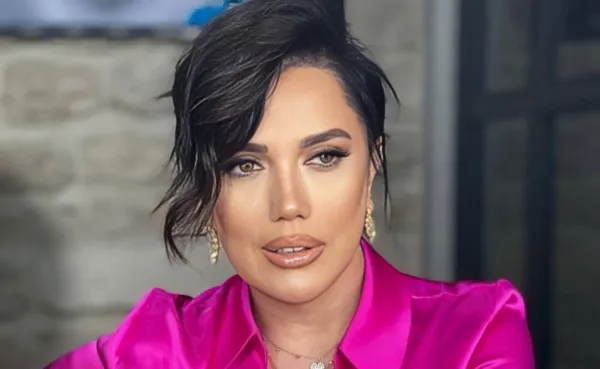 Əməkdar artist etik olmayan geyimdə görüntüləndi - Video