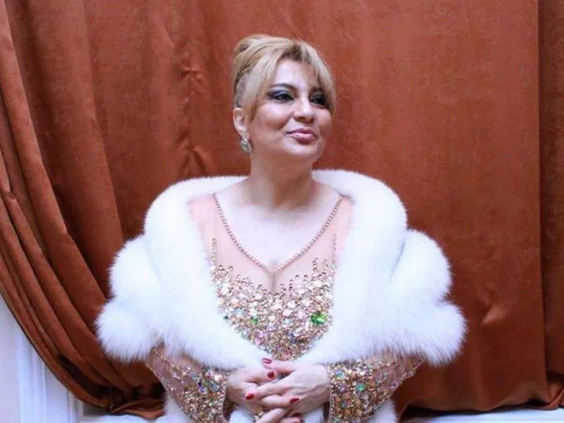 Əməkdar artistin canlı ifası və köhnə geyimi MÜZAKİRƏ YARATDI - VİDEO