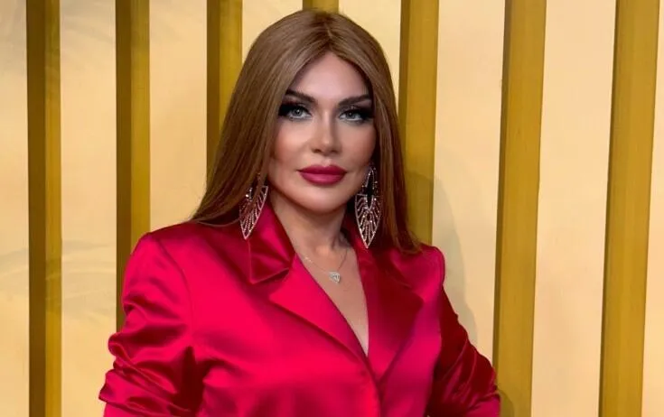 "Görür yanımda kişi var, gəlib nəlayiq sözlər deyir"