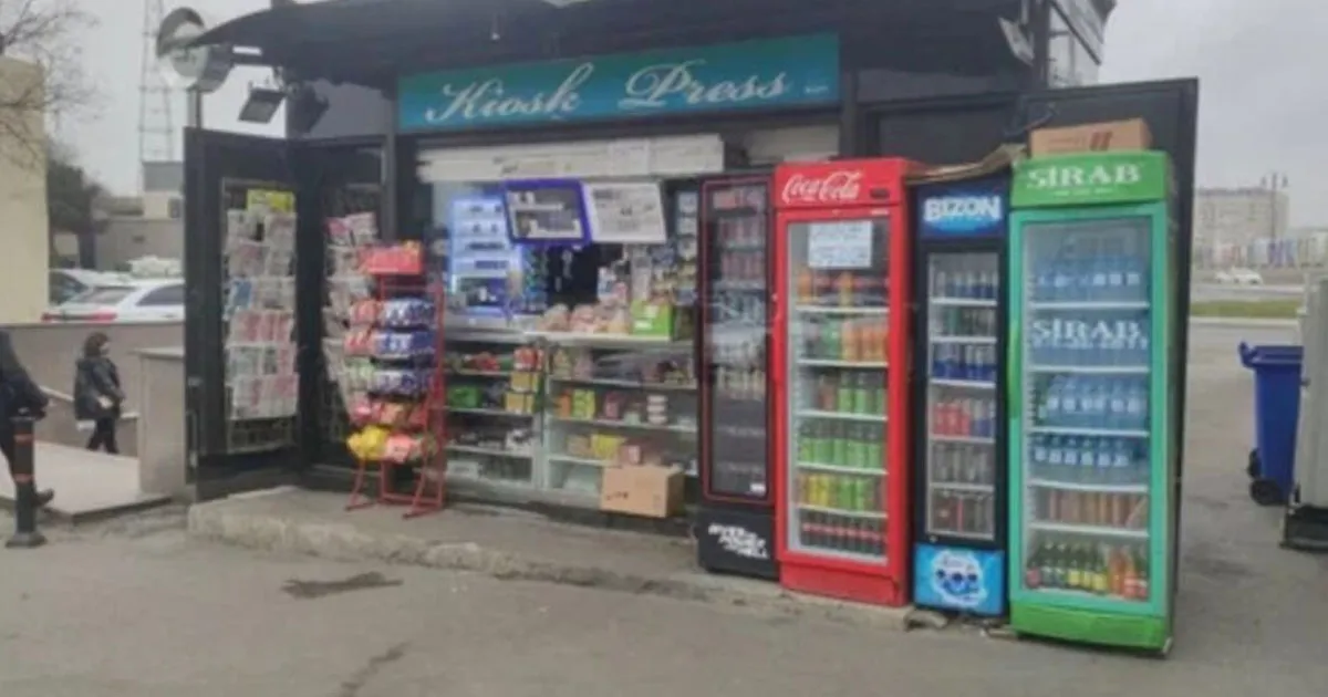 Hər gün yanından keçirik, amma görmürük — Dayanacaqlarda uşaqları belə “zəhərləyirlər”