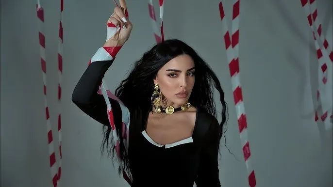 İfaçının səhnədə geyimi açıldı, sinəsi göründü - Video