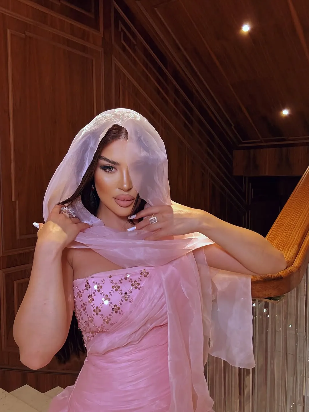 Nəfəs səhnəyə elə geyimlə çıxdı ki… – VİDEO