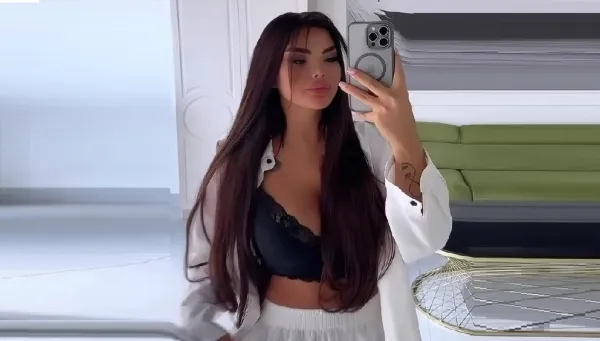 Pullu kişi axtaran müğənni imicini dəyişdi -Foto