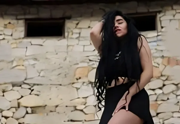 Yeni ifaçı ailəvi məkanda səhnəyə biədəb geyimdə çıxdı - Video